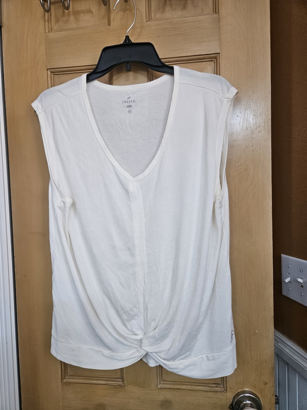 Freely Performance Women's Off White V-Neck Twist Front Tank